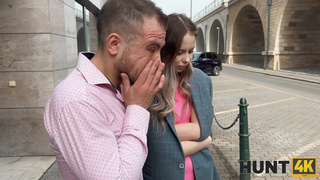 Алиса отсосала и дала в анал незнакомцу за деньги, пока ее куколд смотрит